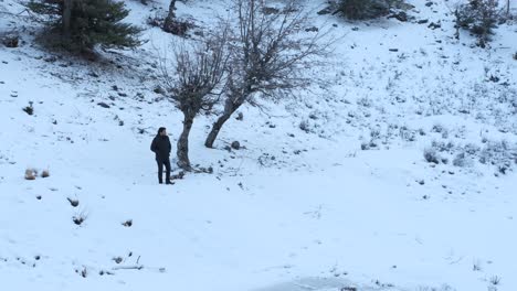 Mann-Steht-Im-Schneegebiet