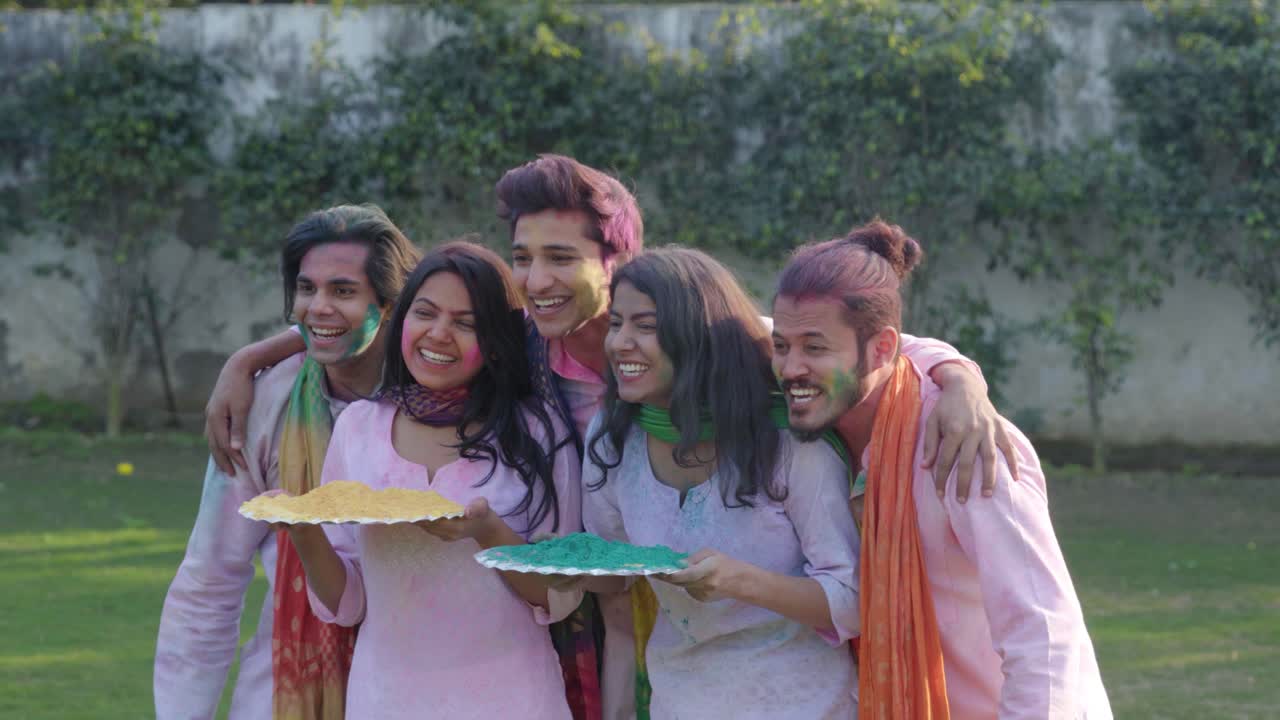 индийские люди желают счастливого холи