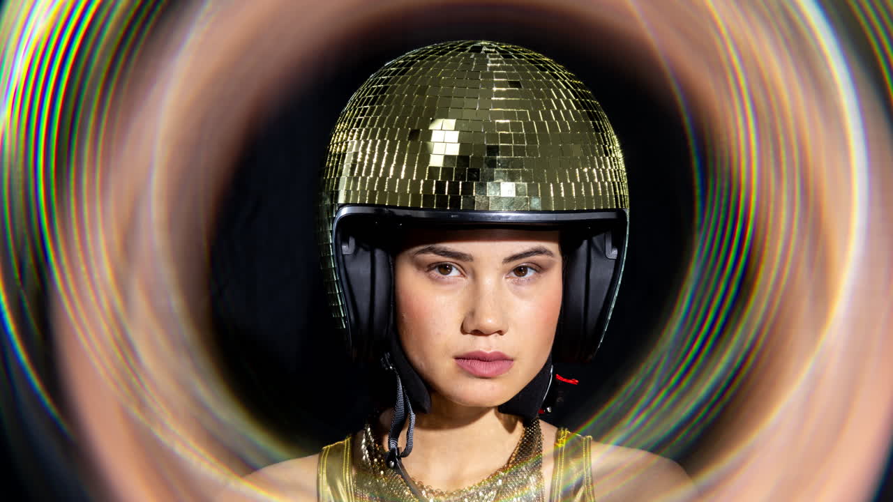 mujer posa con orejas de conejo de bola de espejo