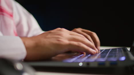 hombre de negocios escribiendo en el teclado del bloc de notas