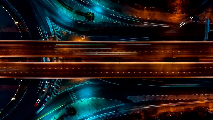 Autostrada di notte, vista dall'alto. Il traffico stradale, un'infrastruttura importante in Thailandia