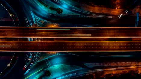 autopista por la noche vista de arriba, tráfico vial una infraestructura importante en tailandia