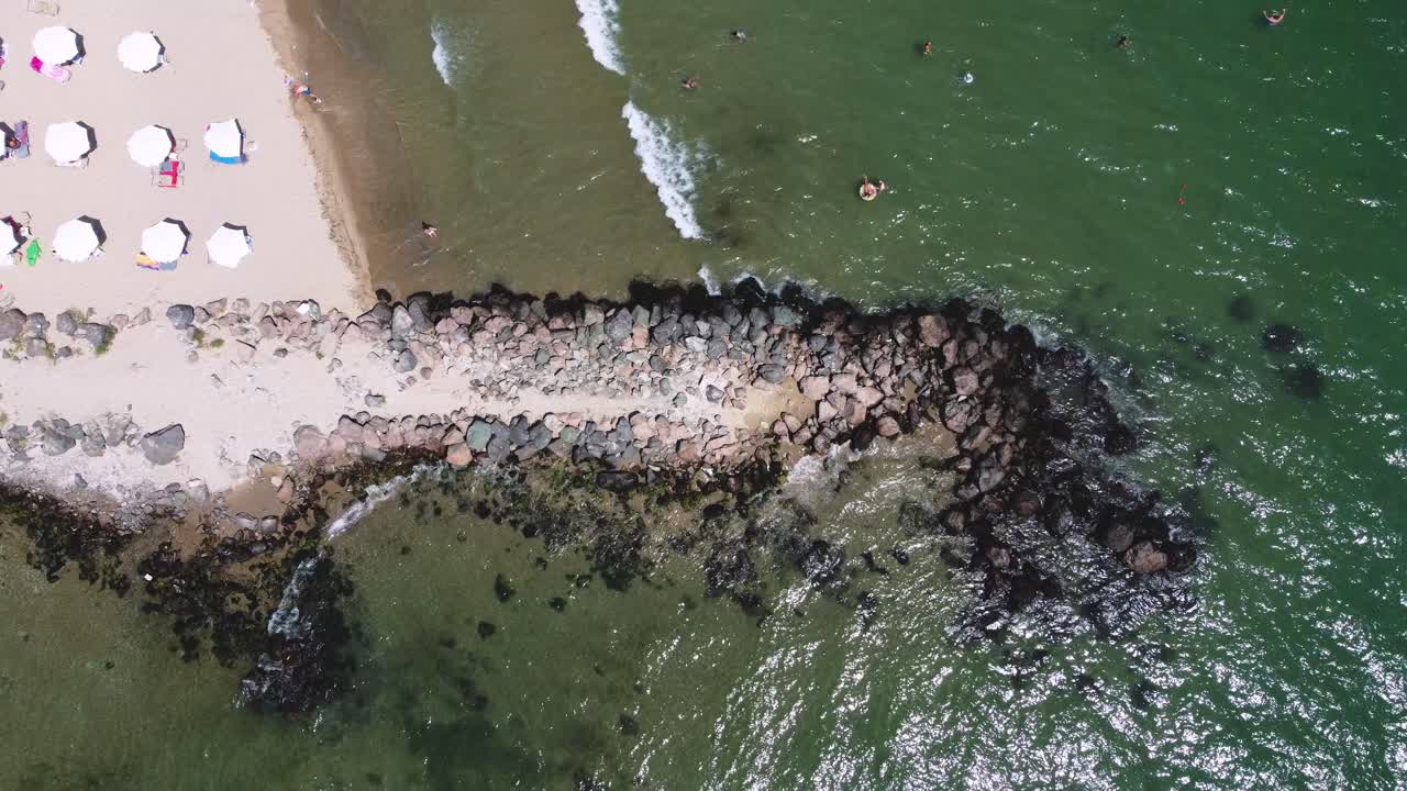 clip de drones de 4k sobre una exótica playa de arena dorada en sveti vlas, bulgaria
