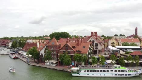 touristenstadt im ermland-masuren mit wunderschönem, ruhigem see im sommer mit yachten und touristen, brücken und alten historischen gebäuden