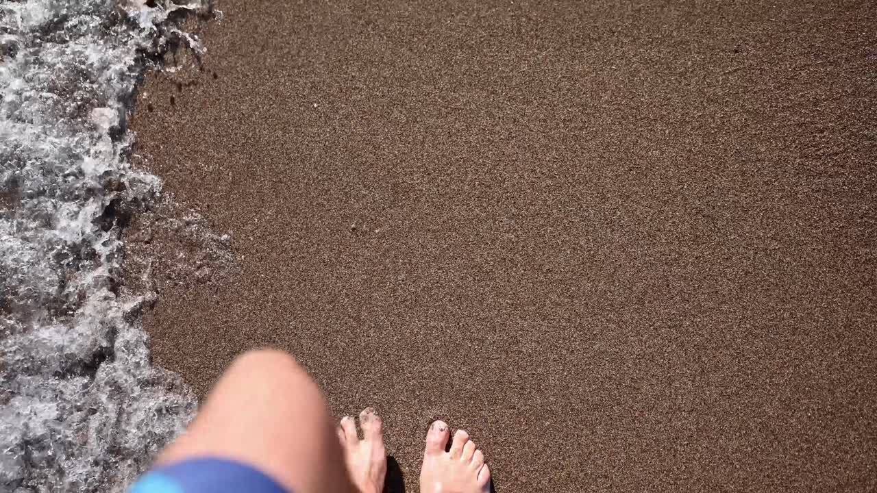 Camminare a piedi nudi sulla spiaggia