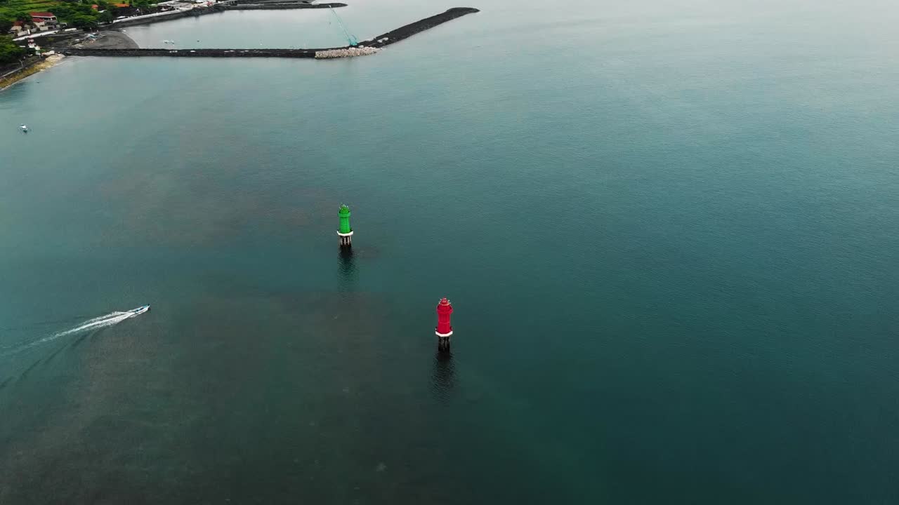 hermosa playa cinematográfica de sanur, metraje de drones de bali con paisajes interesantes, barcos de pesca y clima tranquilo