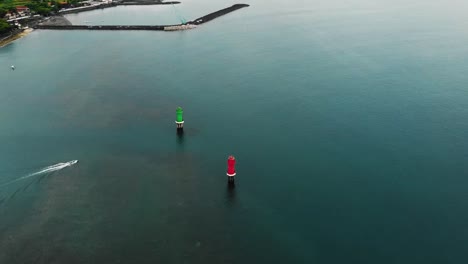 Hermosa-Playa-Cinematográfica-De-Sanur,-Metraje-De-Drones-De-Bali-Con-Paisajes-Interesantes,-Barcos-De-Pesca-Y-Clima-Tranquilo