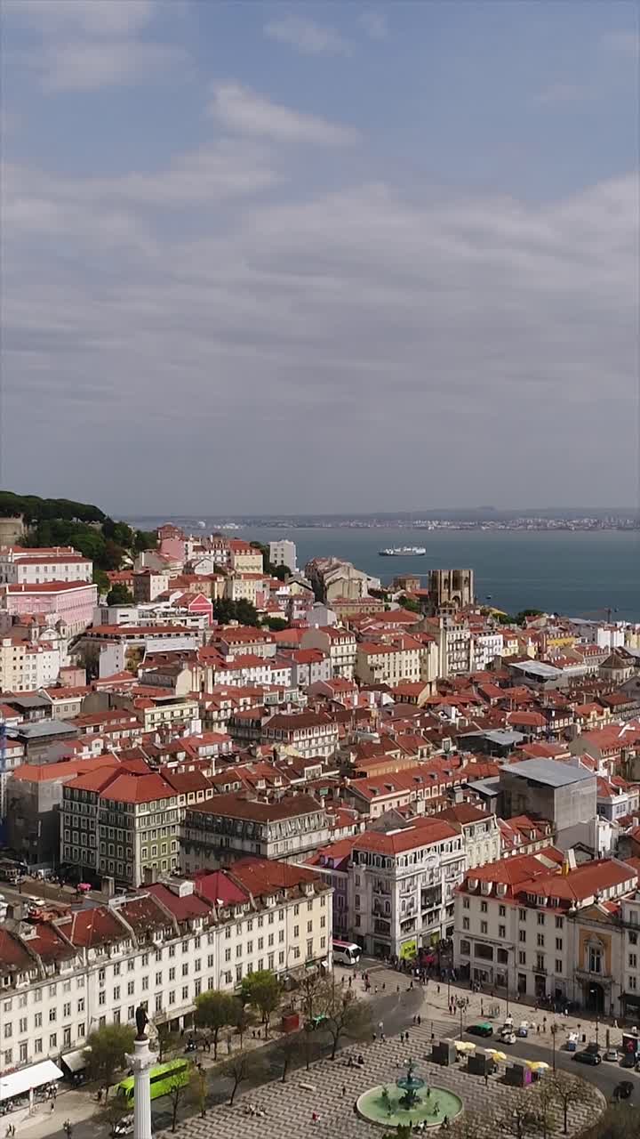 Paesaggio urbano di Lisbona, Portogallo. Video verticale 4K