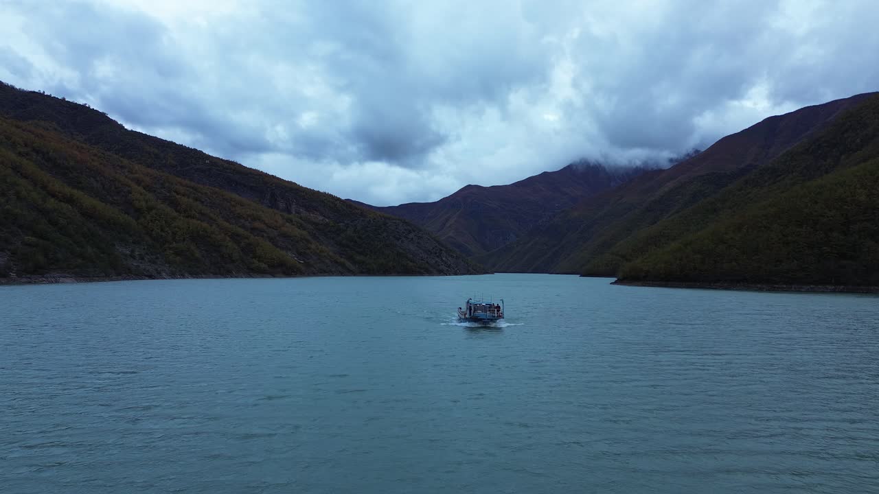 코마니 호수 를 가로질러 항해 하는 배 의 공중 풍경
