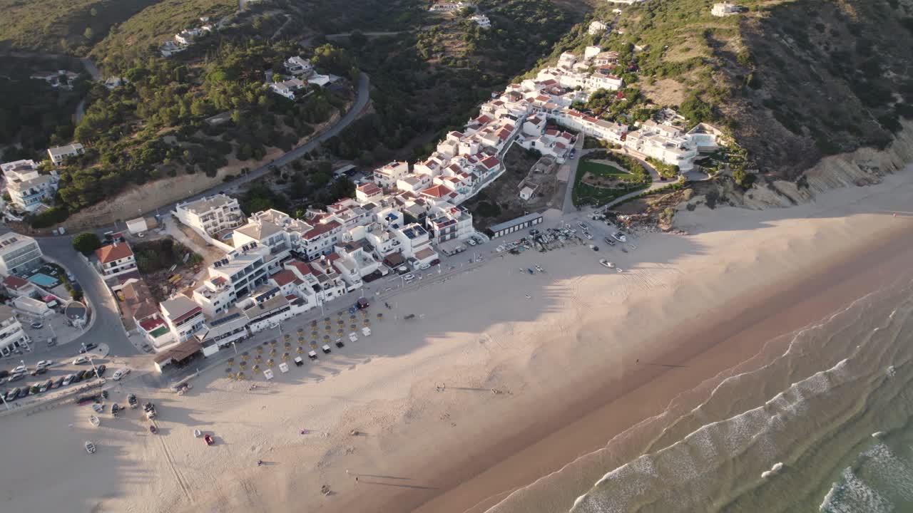 perspectiva aérea de la idílica playa praia da salema en algarve portugal