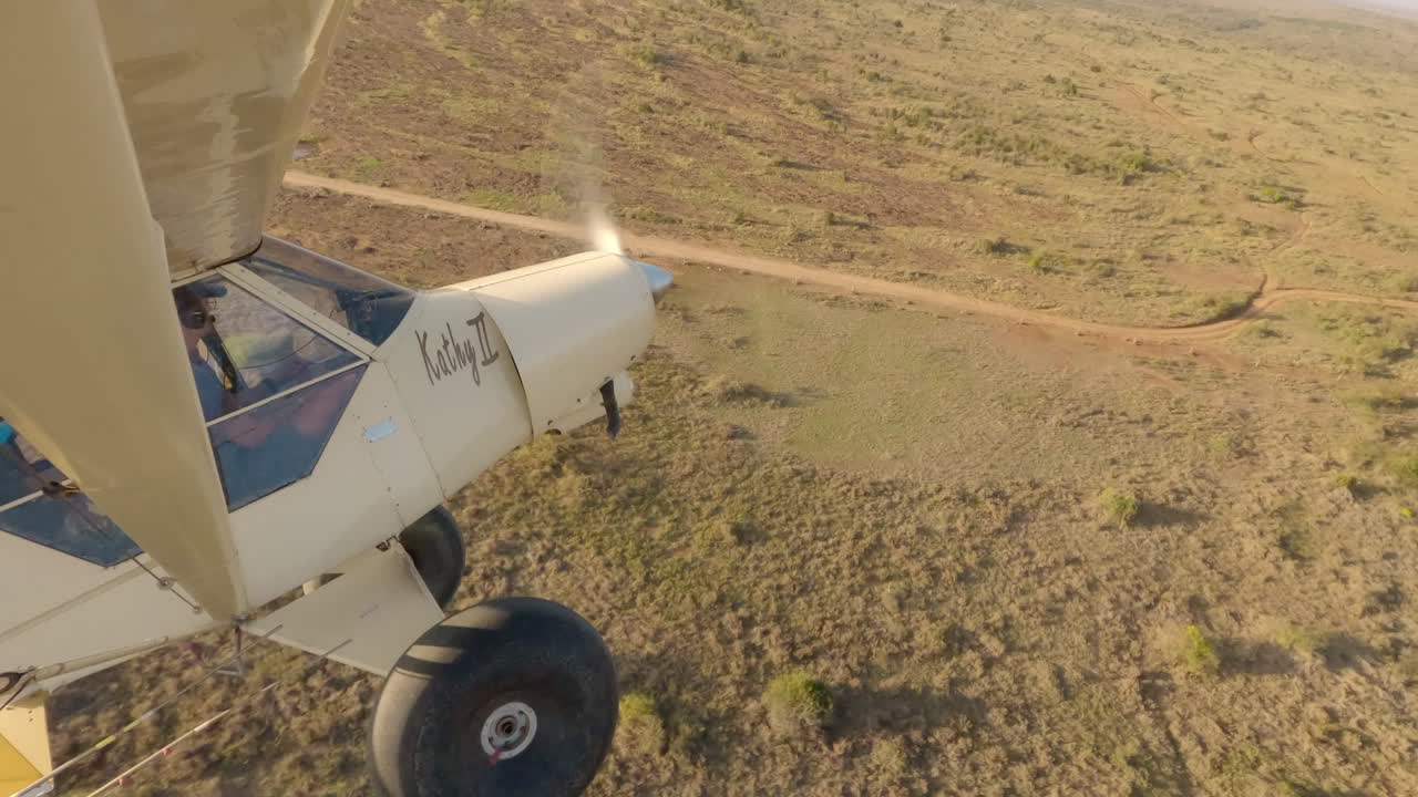 Aereo su ripresa aerea di strada sterrata in una giornata di sole con cielo sereno