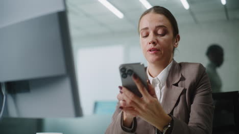 mujer de negocios estresada en el trabajo