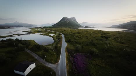 Toma-Cinematográfica-De-Drones-FPV-Estabilizada-Desde-Lofoten-Sobre-El-Campo-Noruego.