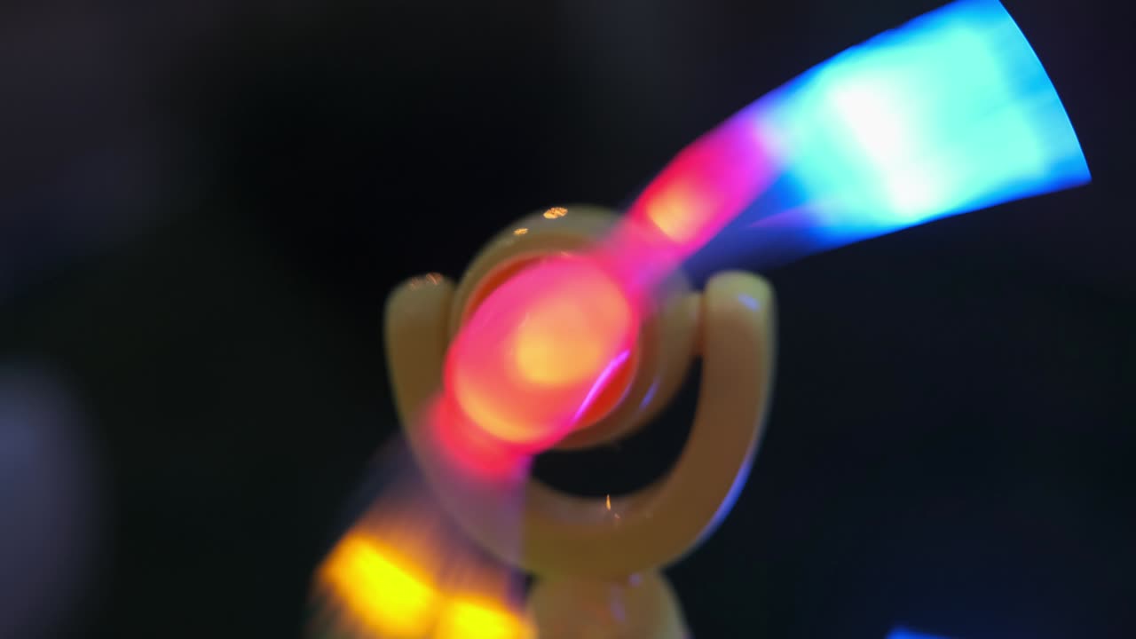 hélice giratoria de neón borrosa sobre fondo negro. concepto de vacaciones abstracto