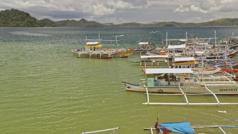 pintoresca escena costera de los barcos de pesca tradicionales banka anclados en el puerto de surigao, filipinas, con vistas al océano