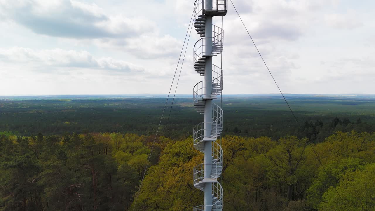 las escaleras de hierro llevan a la vieja torre de fuego.