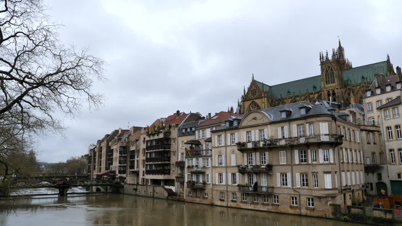 흐린 날에 메츠에서 풍경
