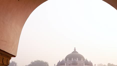 Nila-Gumbad-Vom-Humayun-Grab-Außenansicht-Am-Nebligen-Morgen-Aus-Einzigartiger-Perspektive