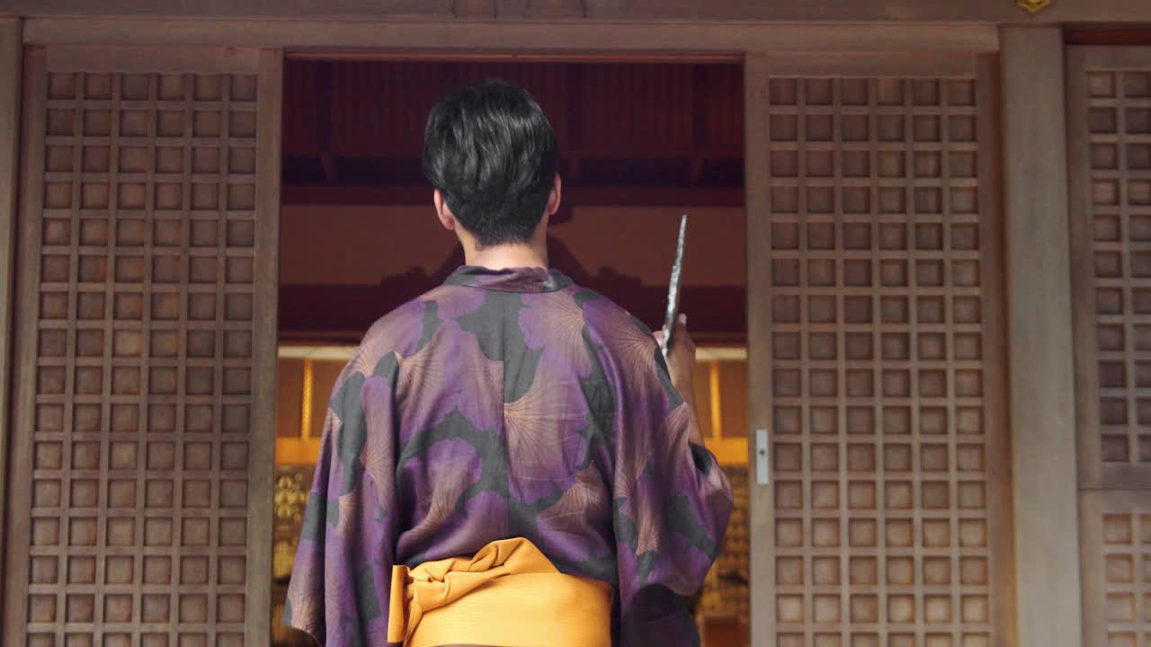 일본 교토에서 기도하기 위해 사원 앞에 서있는 사람의 슬라이드 샷 4k 슬로우 모션