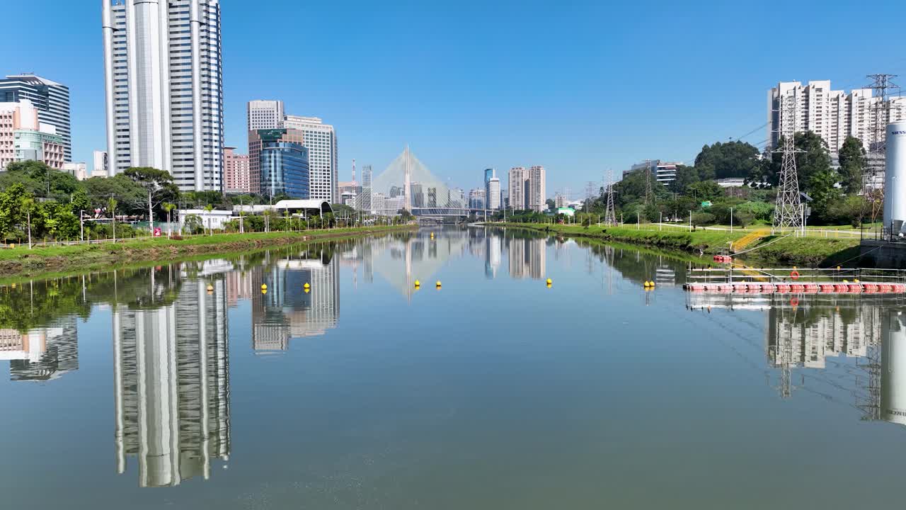 브라질 상파울로 시내에 있는 케이블 스테드 브리지