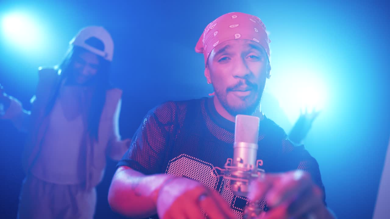 Reggaeton-sanger som fremfører sang med dansere