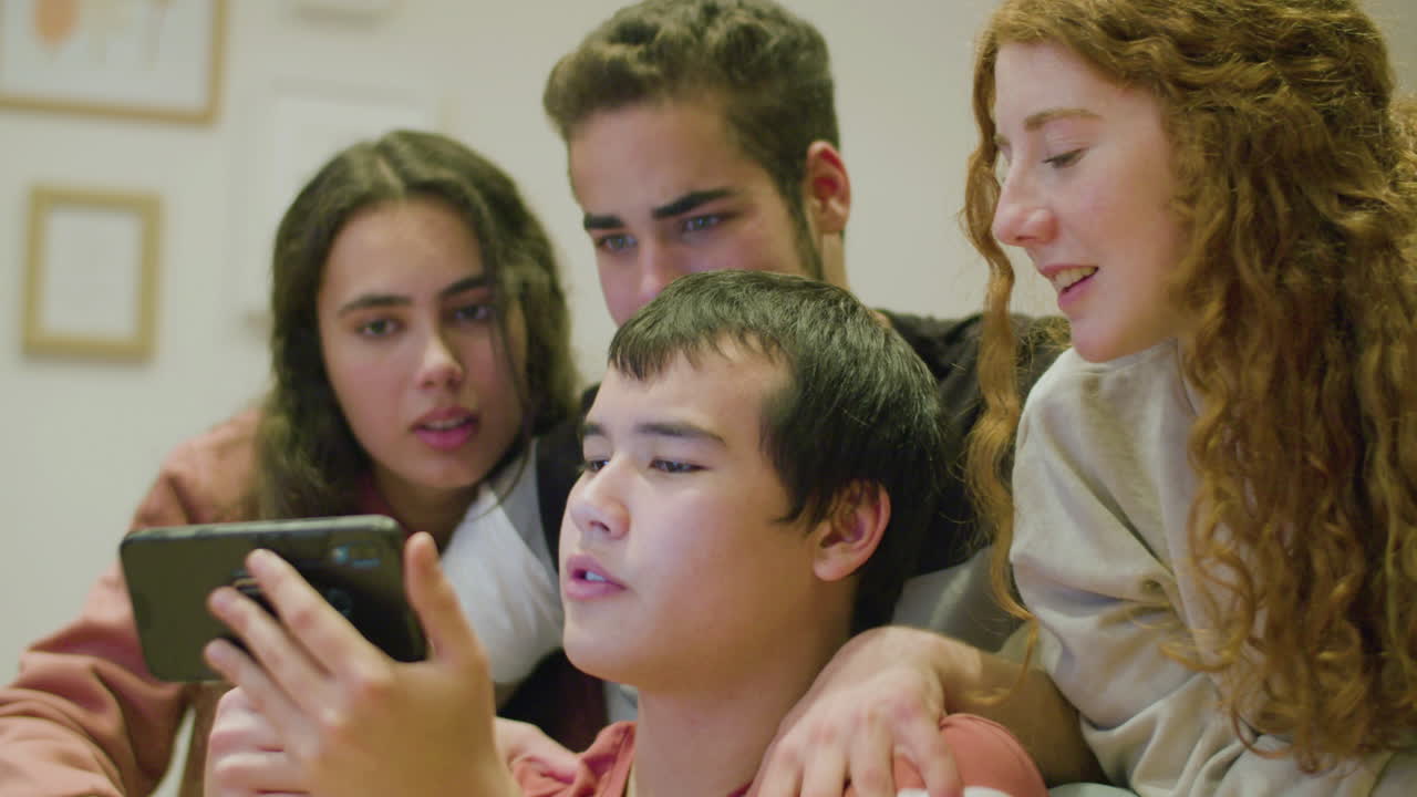 스포츠 팬 들 이 거실 에서 전화 로 스포츠 경기를 시청 하고 있다