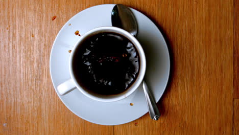 un pedazo de azúcar cayendo en la taza de café