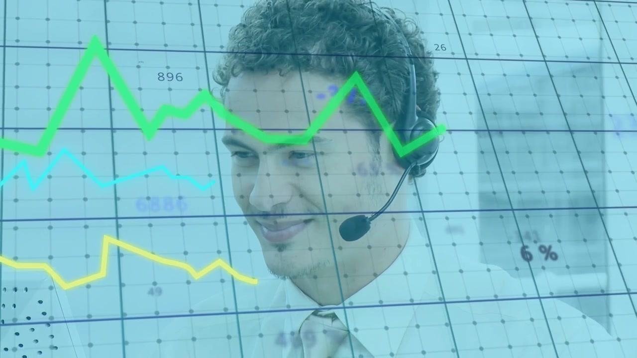 Animazione di grafici e numeri su un consulente maschio caucasico sorridente.