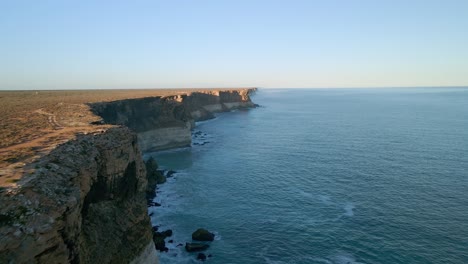 Toma-De-Drone-De-Los-Acantilados-De-Nullarbor-Junto-A-Un-Mar-En-El-Sur-De-Australia