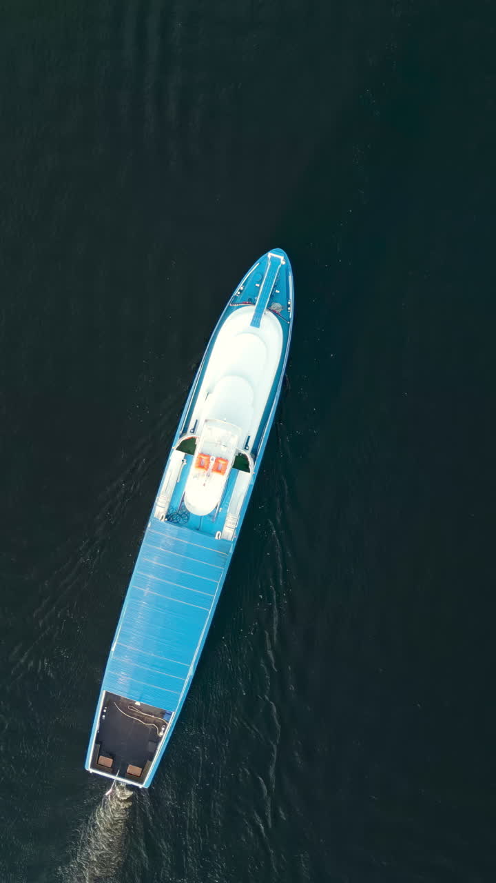 Vista aerea di un traghetto blu e bianco