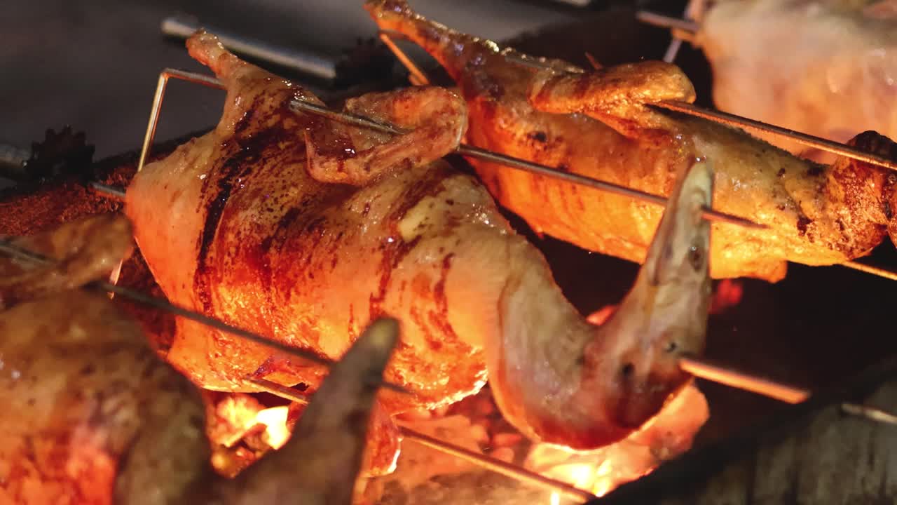 로티세리에 균등하게 구워진 오리