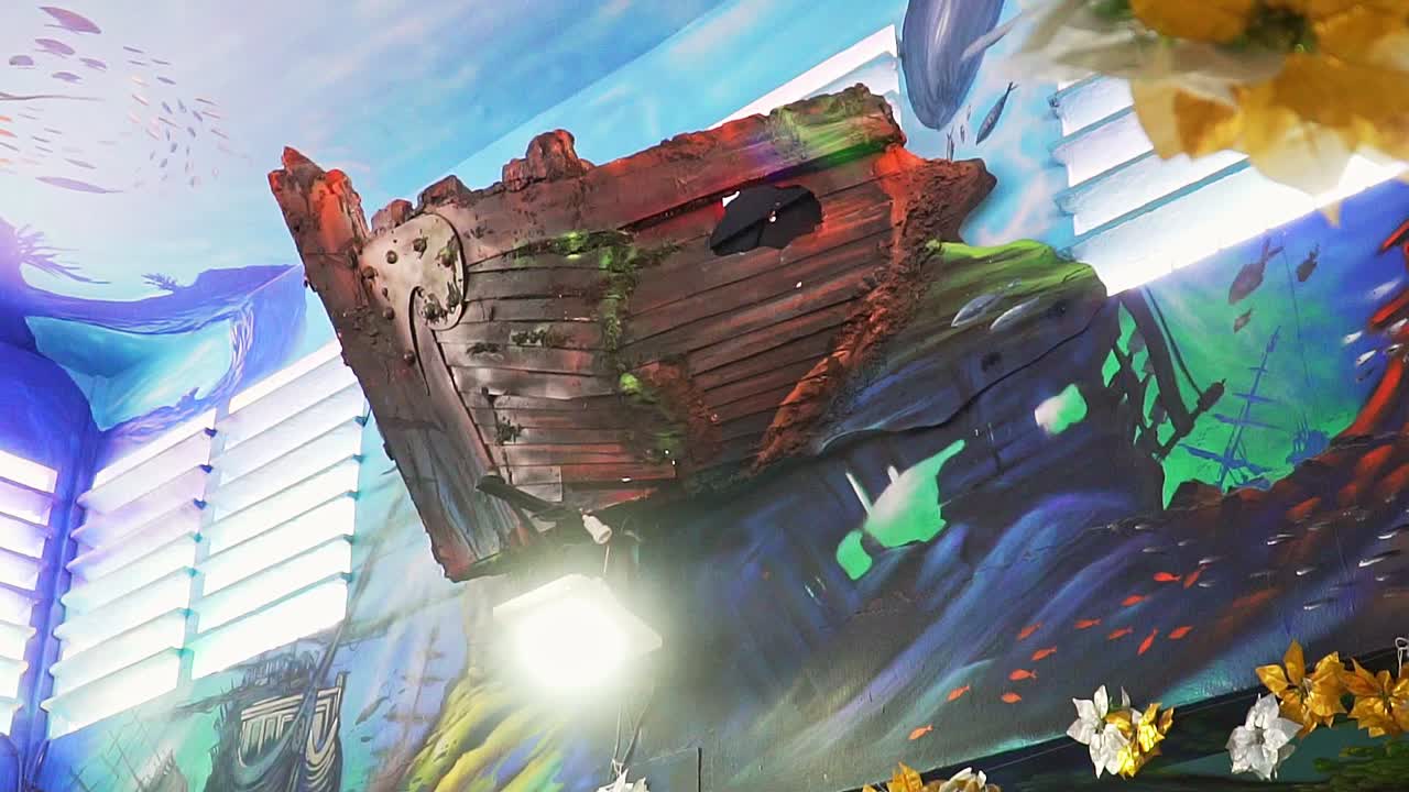 배의 뱃머리가 나오는 벽에 그려진 해저의 낙서