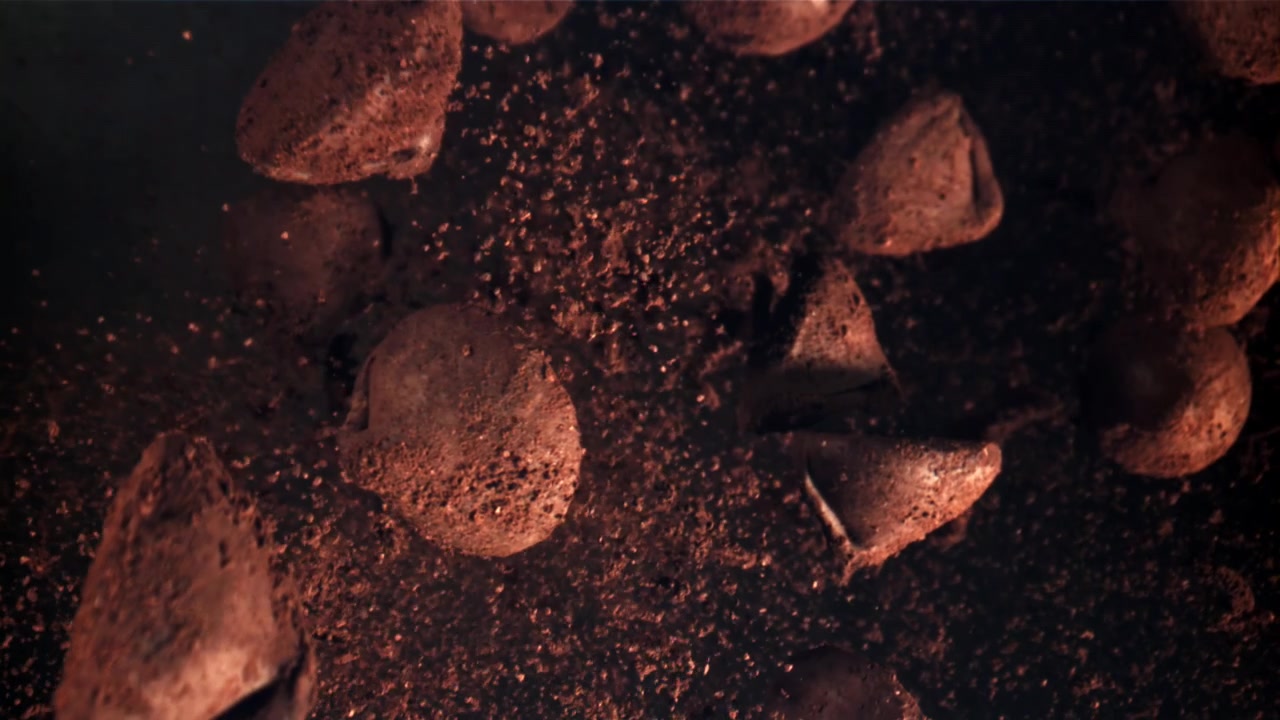 Cámara Lenta de Cacao en Polvo Espolvoreándose Sobre Chispas de Chocolate