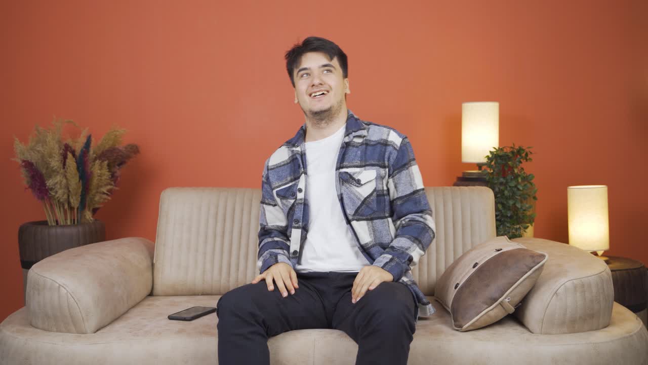 행복한 추억을 떠올리는 남자