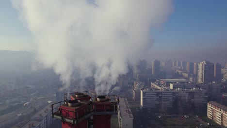 Humo-Denso-Que-Sale-De-Una-Chimenea-En-Una-Ciudad-Contaminada