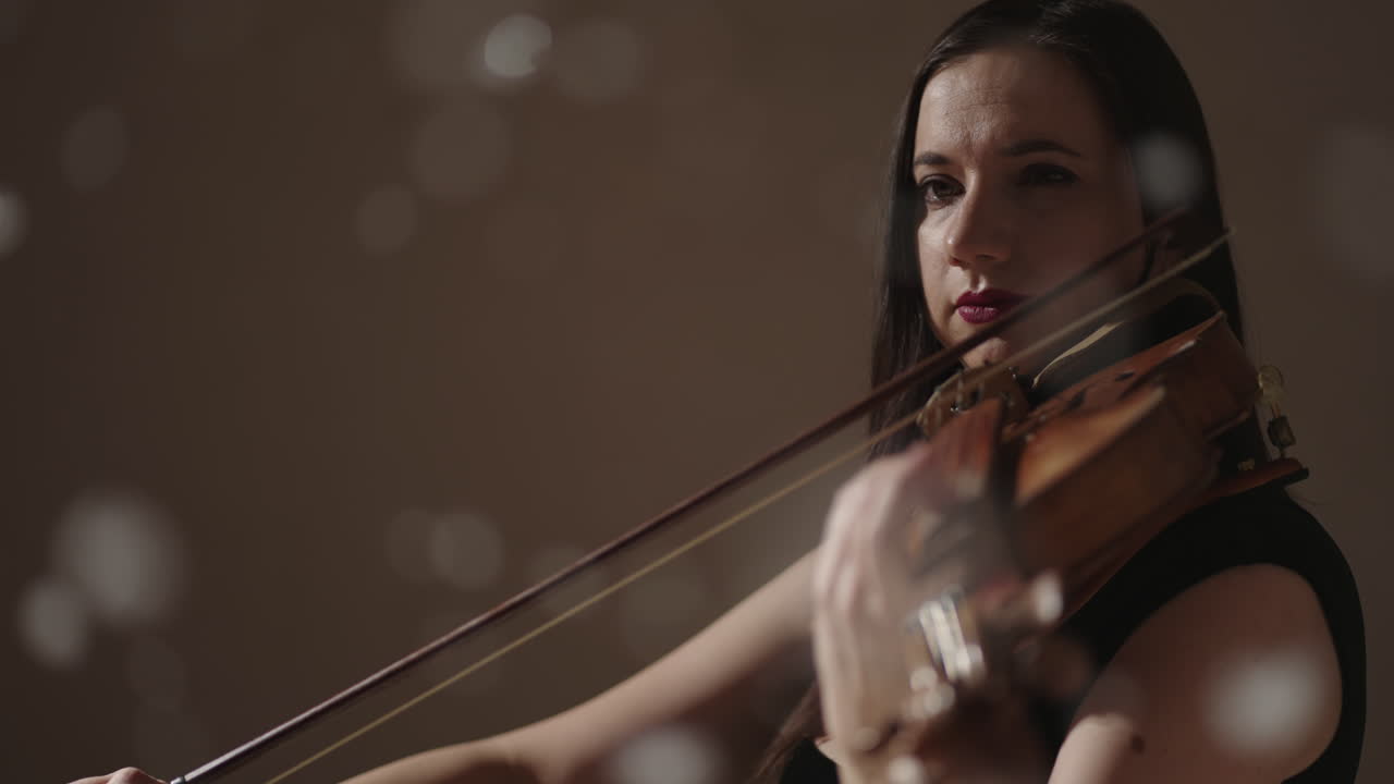 mujer tocando la viola