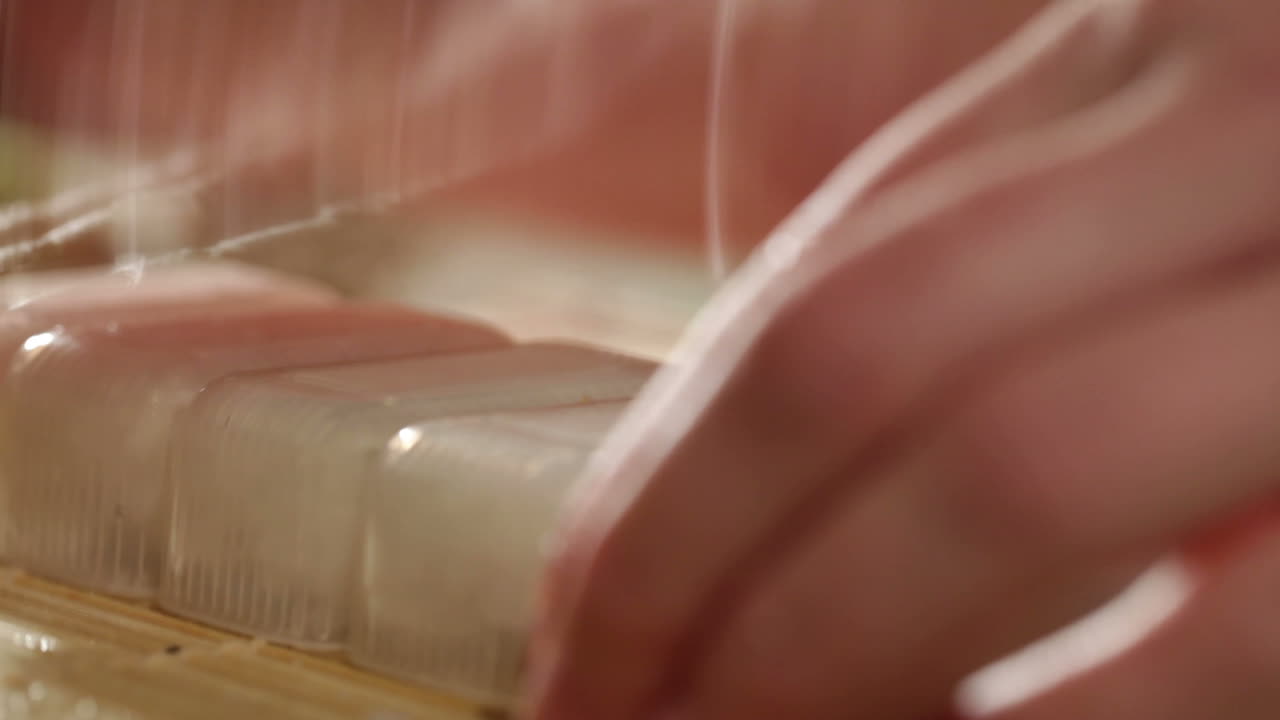 을 플라스틱 형태에서 꺼내는 것