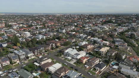 Larga-Vista-Aérea-De-Bienes-Raíces-En-Los-Suburbios-Del-Barrio-Residencial-En-Sydney,-Australia