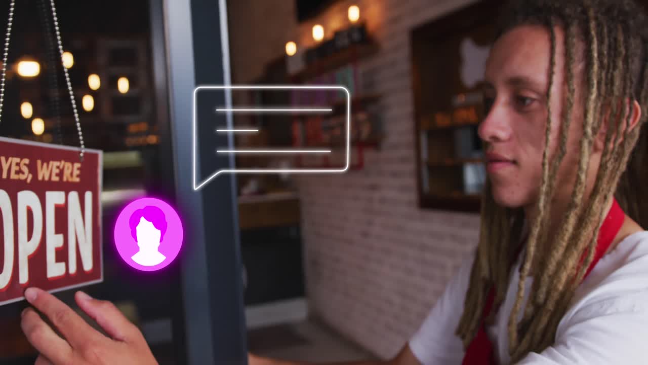 animación del perfil y el icono del mensaje sobre el camarero biracial volviendo el letrero abierto en el restaurante.