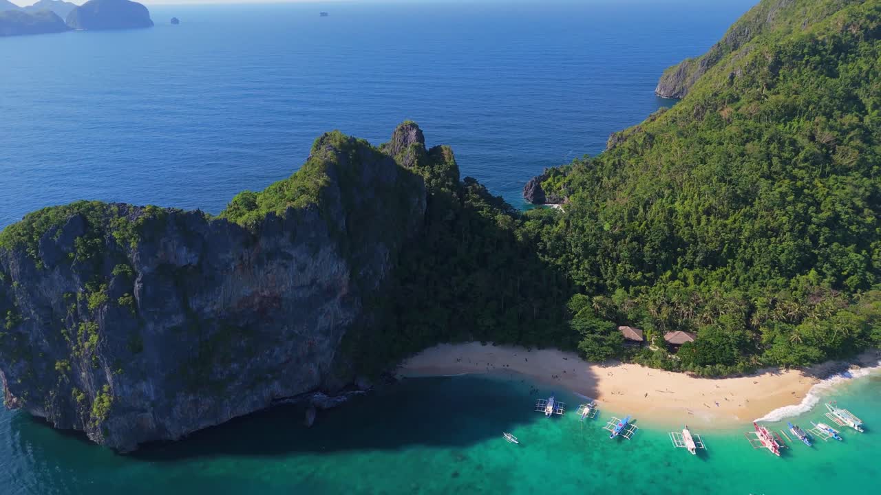 Isola dell'Elicottero nell'Arcipelago Bacuit, El Nido, Palawan, Filippine, una destinazione di viaggio aerea.