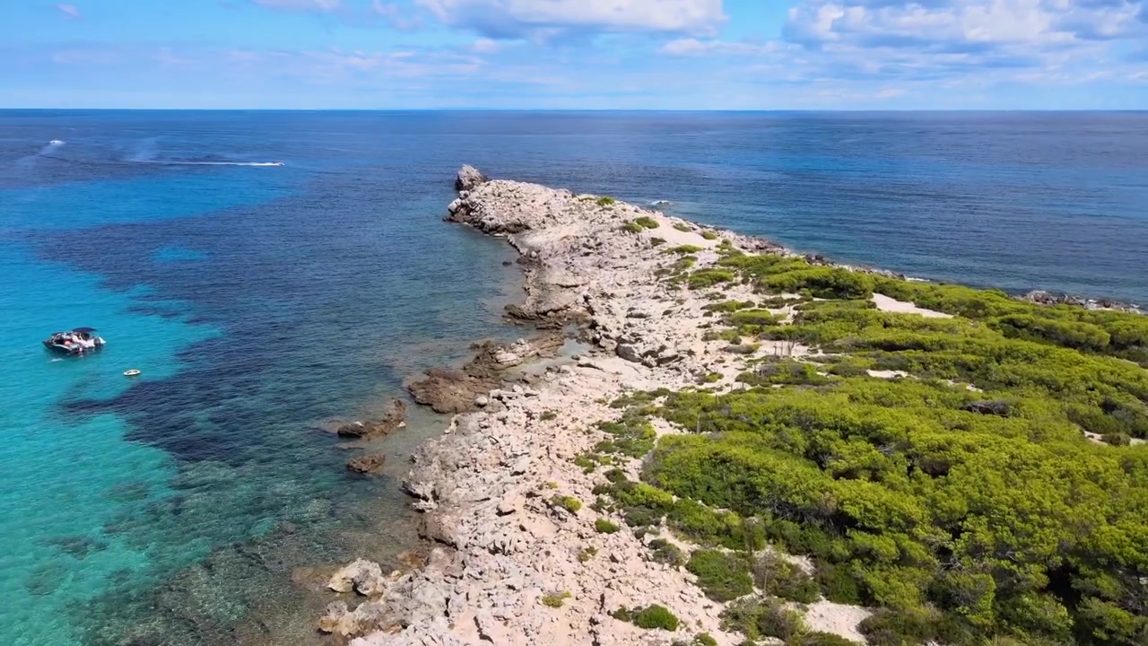 Découvrez le littoral à couper le souffle de Cala Agulla à Cala Rajada, Majorque. Les eaux bleues claires rencontrent des paysages rocheux, créant un cadre parfait pour la détente et l'exploration.