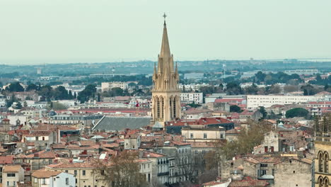 vista hacia el cielo sobre écusson: donde la iglesia de santa ana se erige como un faro en medio