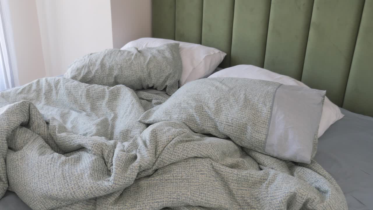 cama sin hacer en un dormitorio moderno