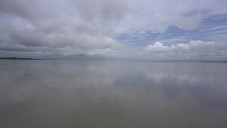 el río brahmaputra es uno de los ríos más grandes del noreste de la india.