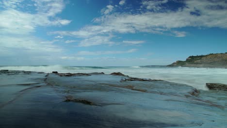 Zeitrafferaufnahme-Von-Meereswellen-Am-Birubi-Beach-In-Australien-Während-Eines-Bewölkten-Und-Stürmischen-Tages