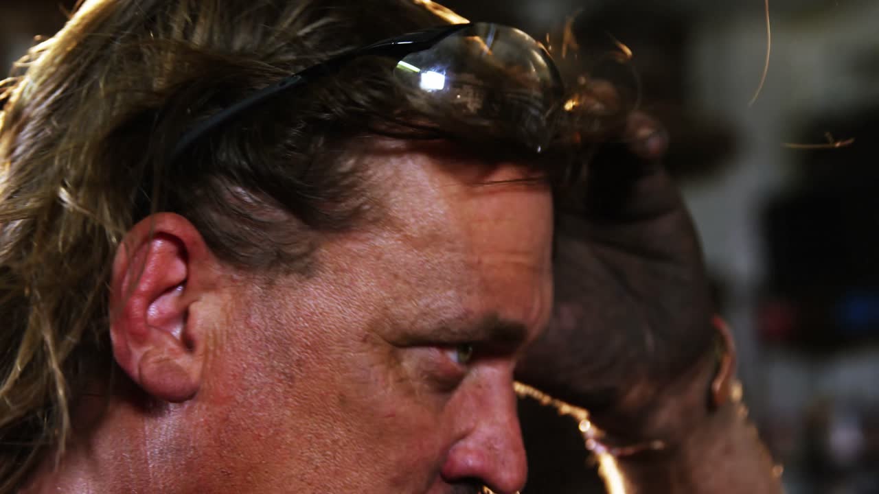 안전 안경을 착용 한 용접기