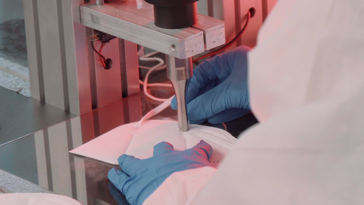 una máquina para pegar elásticos para mascarillas