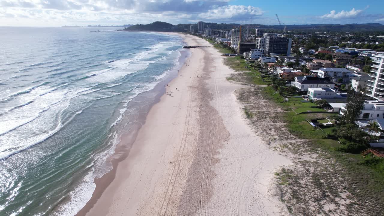 Vista aérea de una costa de playa arenosa con edificios de gran altura en Palm Beach, Gold Coast, QLD, Australia