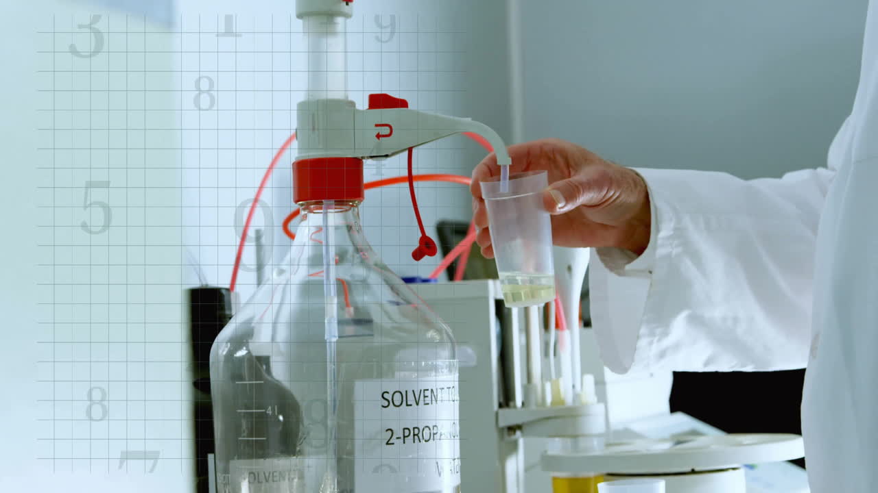 animación del procesamiento de datos científicos sobre un científico caucásico en el laboratorio.