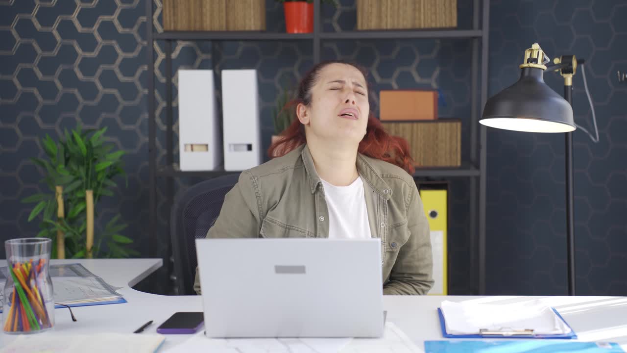 복통을  ⁇ 고 있는 사업가입니다.